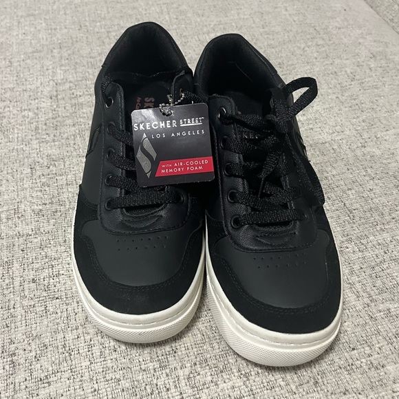 Skechers runner with slight wedge - Picture 1 of 7